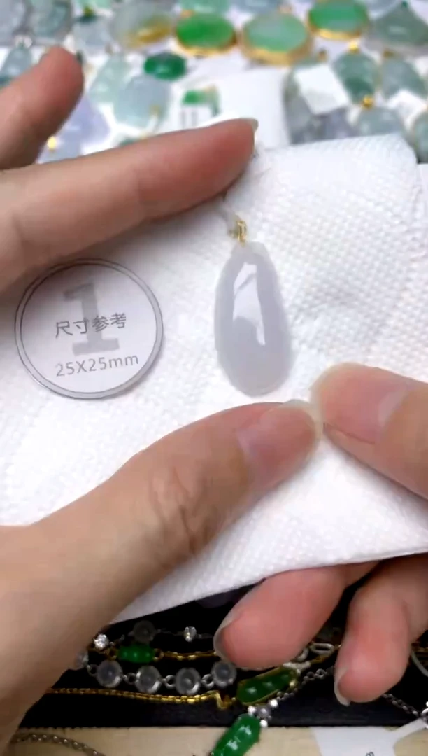 颈饰18K金镶嵌翡翠天然A货翡翠