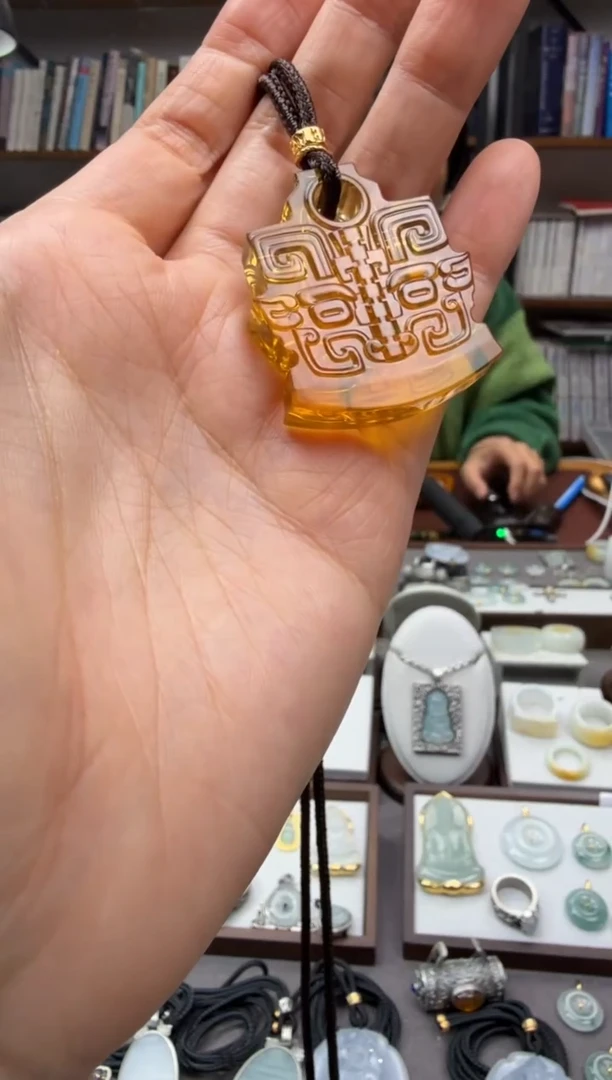 琥珀颈饰未镶嵌仿古兽面纹吊坠