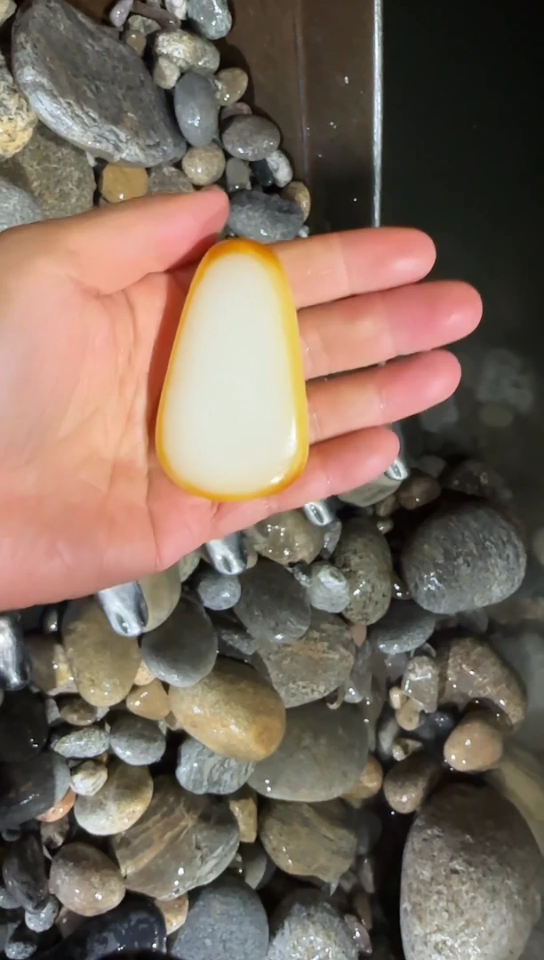 未镶嵌和田玉挂件牌子料