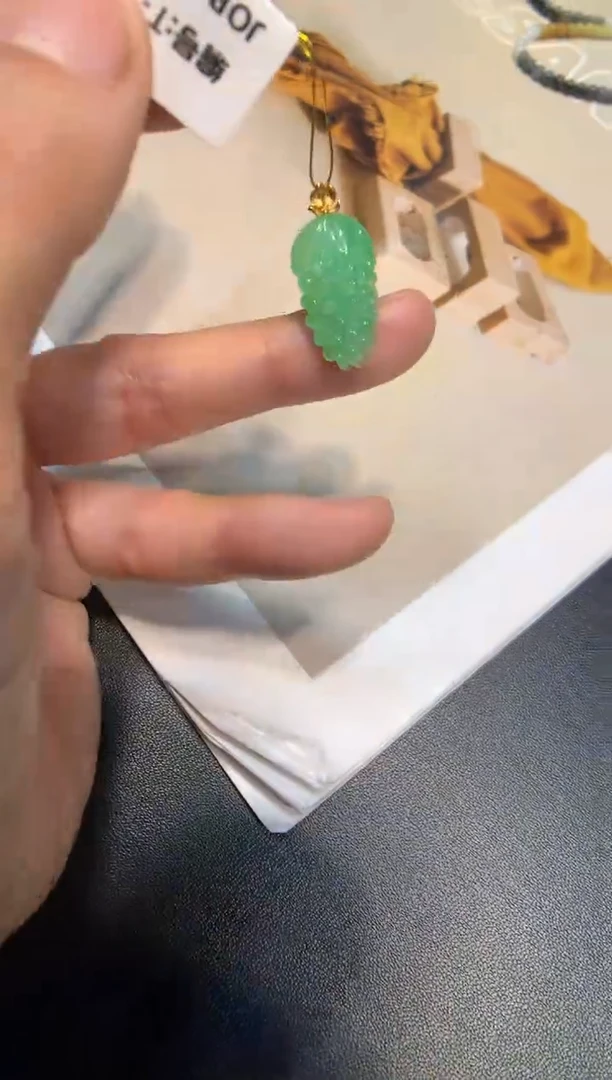 颈饰18K金镶嵌翡翠葡萄