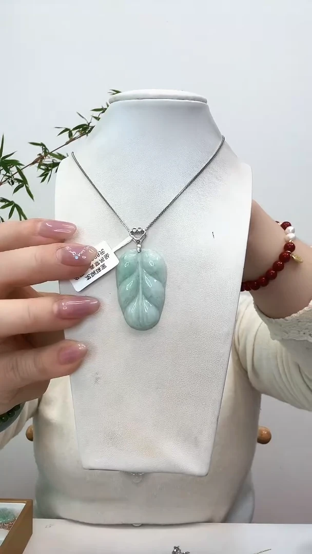 【闪购商品】翡翠吊坠(赠链)未镶嵌叶子