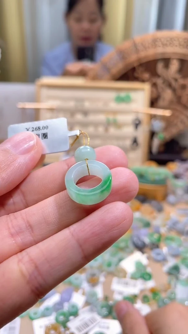 翡翠未镶嵌颈饰甜甜圈