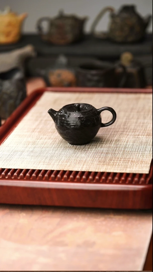 归玉堂冰碛岩重工雕刻蛮石壶150cc