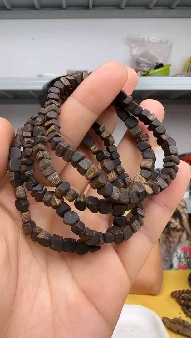 沉香沉香碎屑S6/7沉水白奇沉香卡6/7不规整随型碎银多样性发一