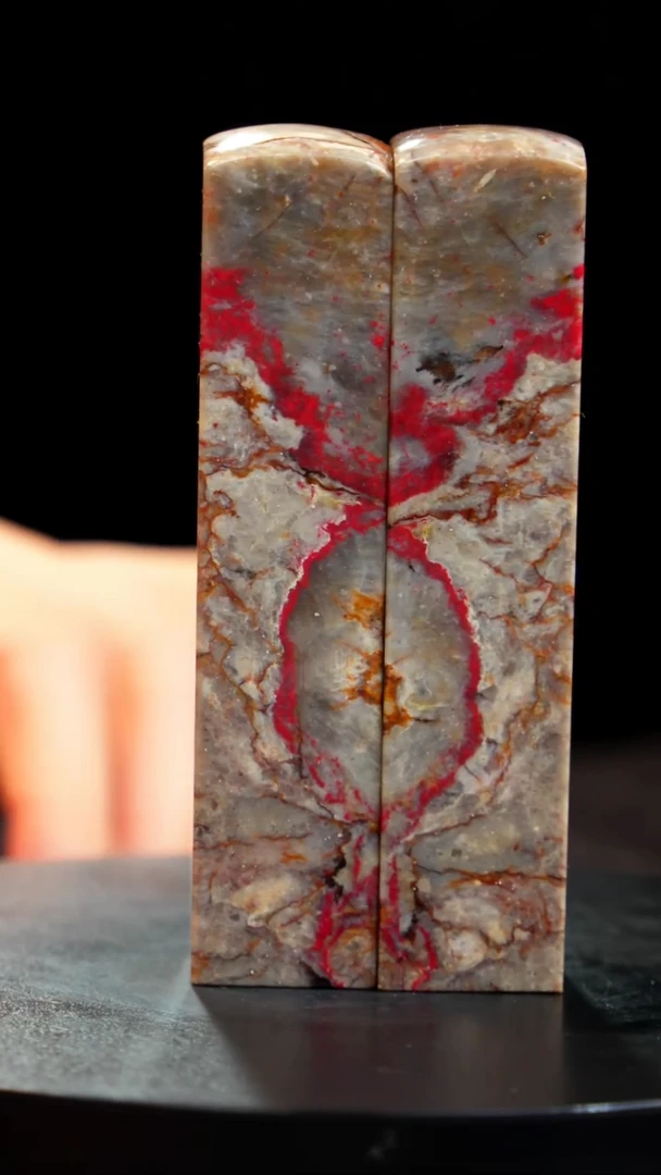 鸡血石牛角鸡血石