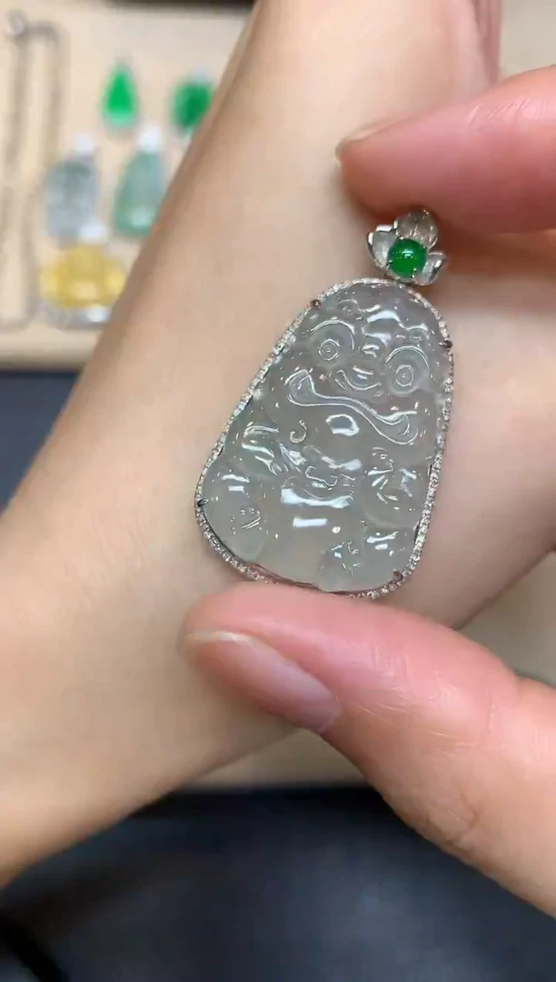 颈饰18K金镶嵌翡翠吞金兽【无服务费