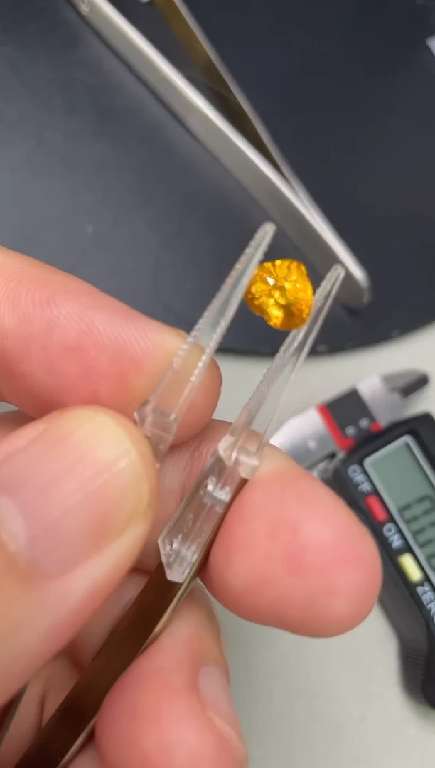 蓝宝石裸石未镶嵌2.14克拉黄蓝宝心形
