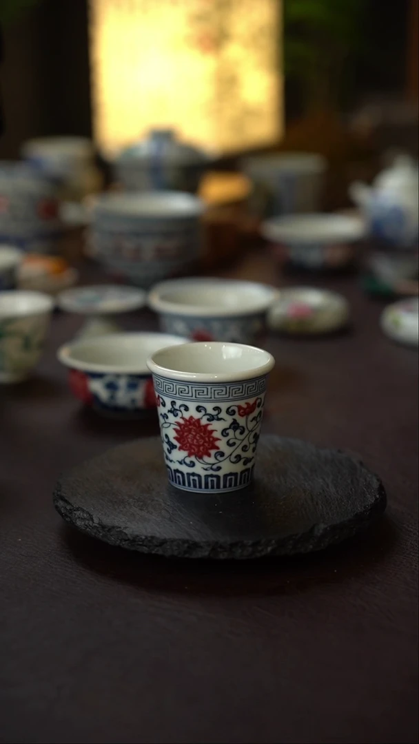 景德镇全手工手绘青花釉里红缠枝莲可乐杯