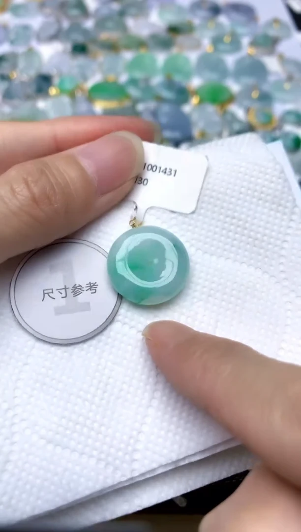 颈饰18K金镶嵌翡翠天然A货翡翠