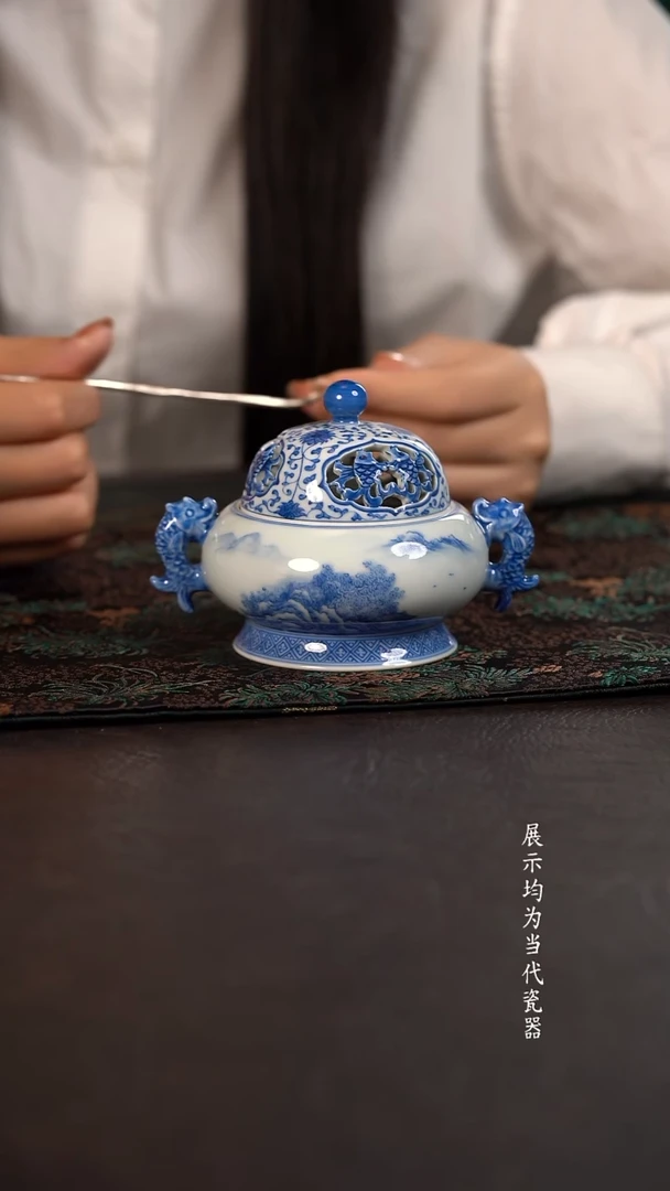 聚澜堂雕刻缠枝莲山水福鱼香炉