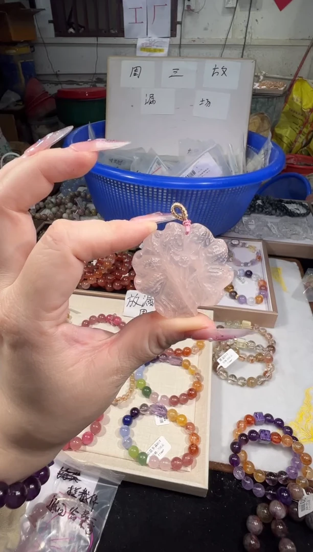 吊坠(不含链)未镶嵌水晶粉水晶雕刻件（不带证书）多样性发其一