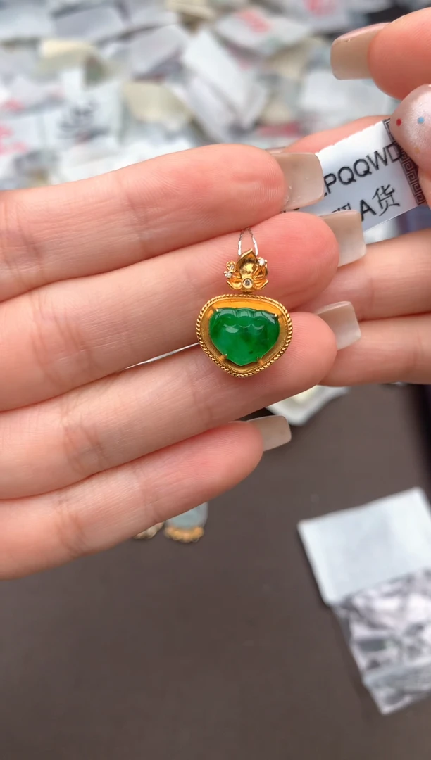 18K金镶嵌挂件翡翠一
