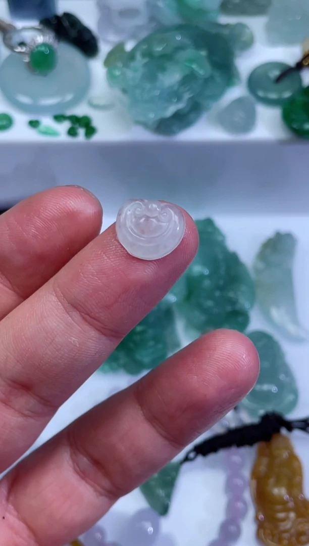 【闪购商品】翡翠颈饰未镶嵌如意头