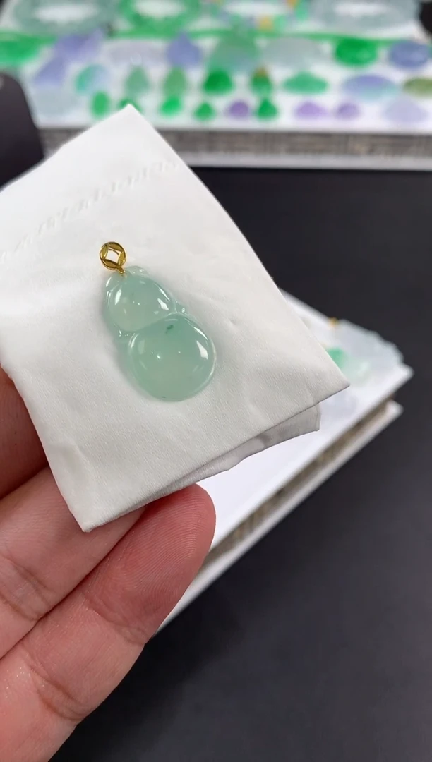 颈饰18K金镶嵌翡翠清*子翡翠