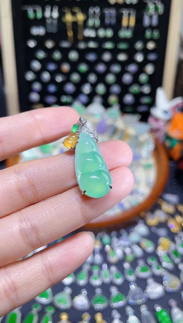 颈饰18K金镶嵌翡翠高冰胶木那绿豆子吊坠