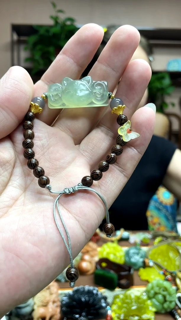 未镶嵌岫玉颈饰多样性发货发其中之一