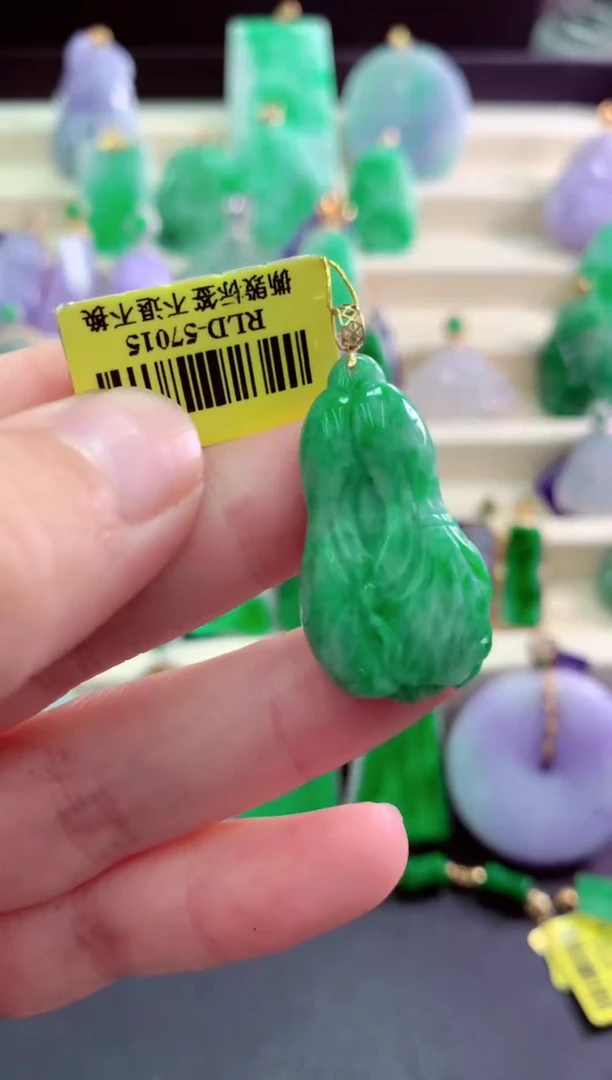 颈饰18K金镶嵌翡翠挂件