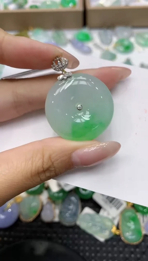 翡翠18K金镶嵌颈饰111111111