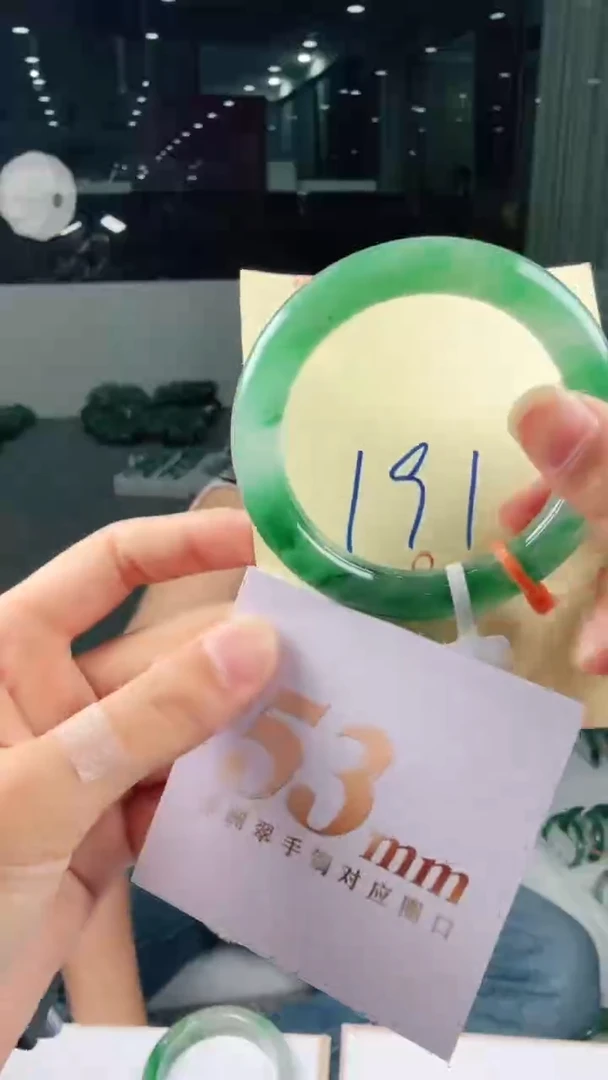 未镶嵌手镯石英质玉（非洲翠）有天然洒金亮片/矿点/棉线191