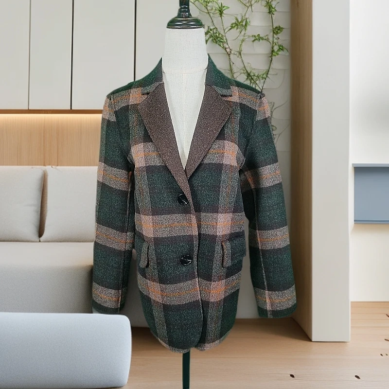 经典格纹羊绒外套，温暖舒适，时尚百搭，尽显优雅气质。