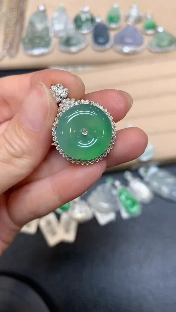 【闪购商品】翡翠颈饰18K金镶嵌平安扣【无服务费