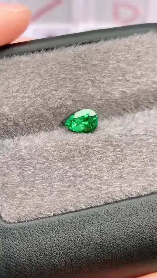 未镶嵌裸石石榴石（沙弗莱）1.22-1999天然卡扎尼绿沙弗莱