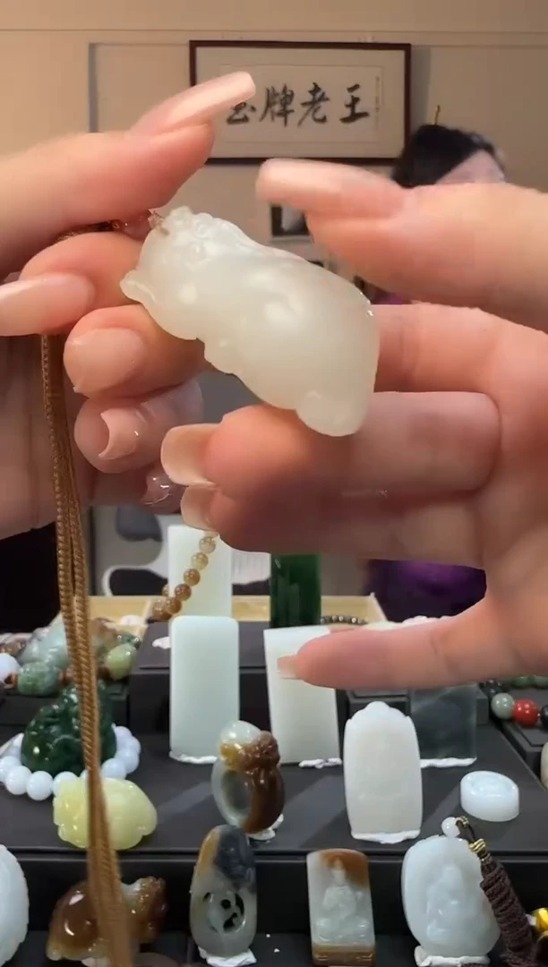 和田玉未镶嵌颈饰白玉貔貅吊坠