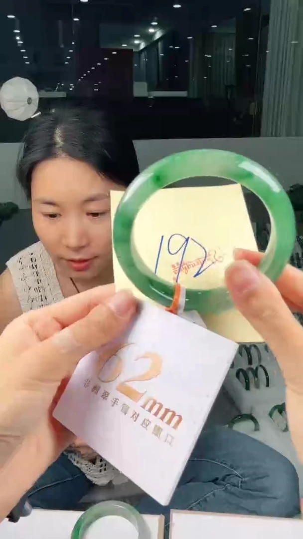 未镶嵌手镯石英质玉（非洲翠）有天然洒金亮片/矿点/棉线192