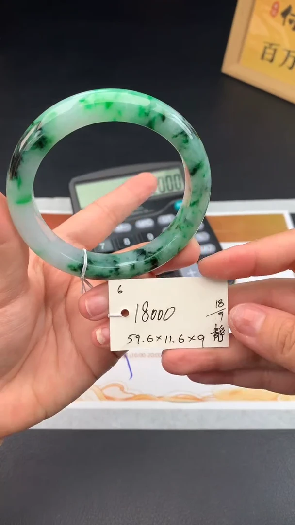 未镶嵌手镯翡翠自带#送人#，联系客服核对地址~