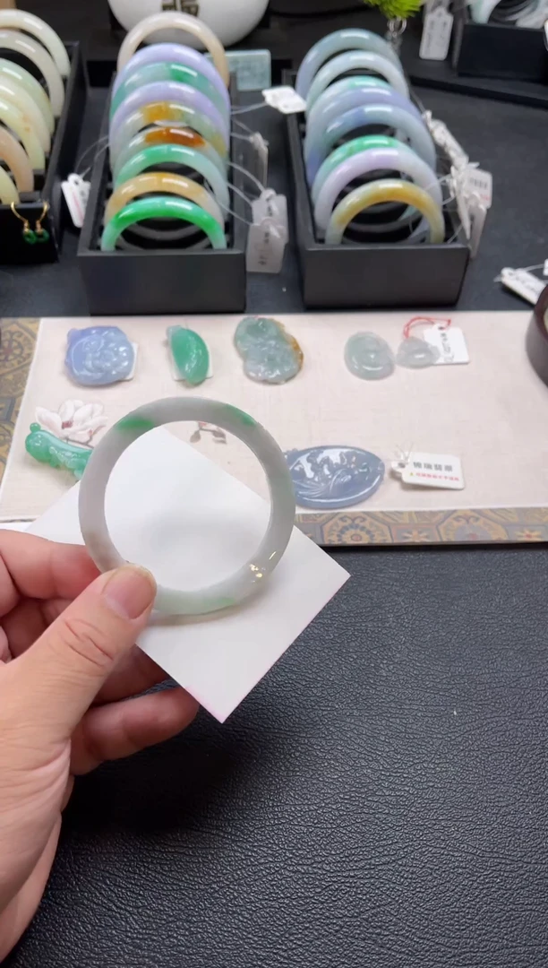 【闪购商品】翡翠手镯未镶嵌有瑕疵