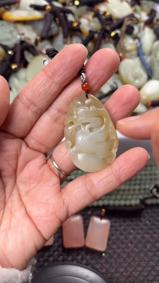 【闪购商品】和田玉颈饰未镶嵌多样性发货没有证书拍一发一有瑕