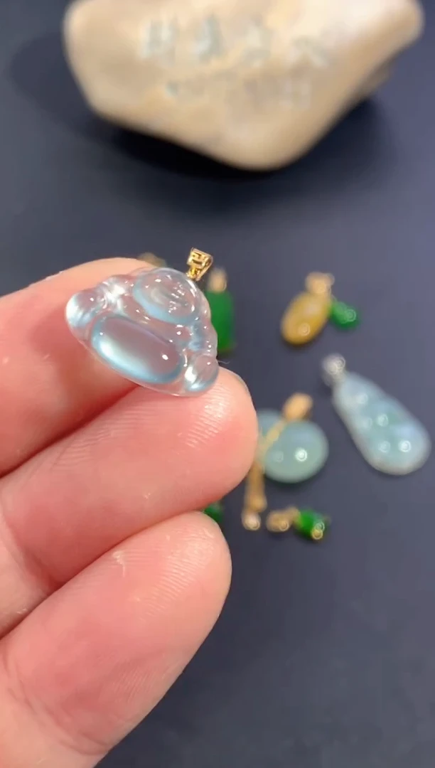 颈饰18K金镶嵌翡翠