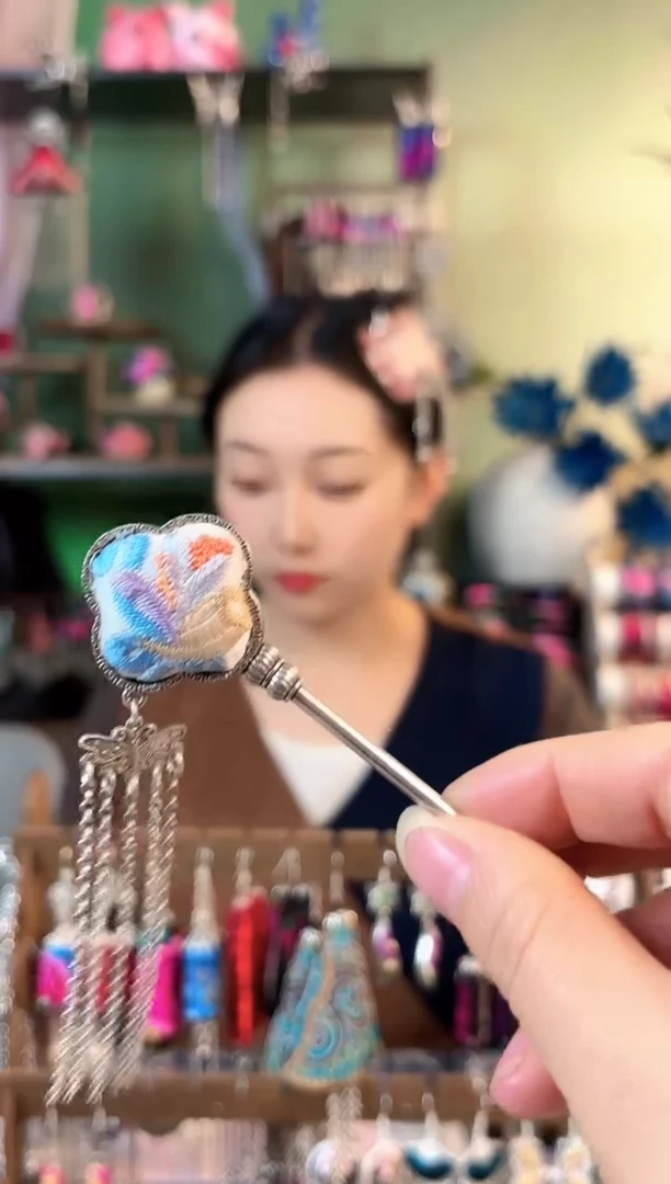 彩云南阁非遗老绣饰品583*