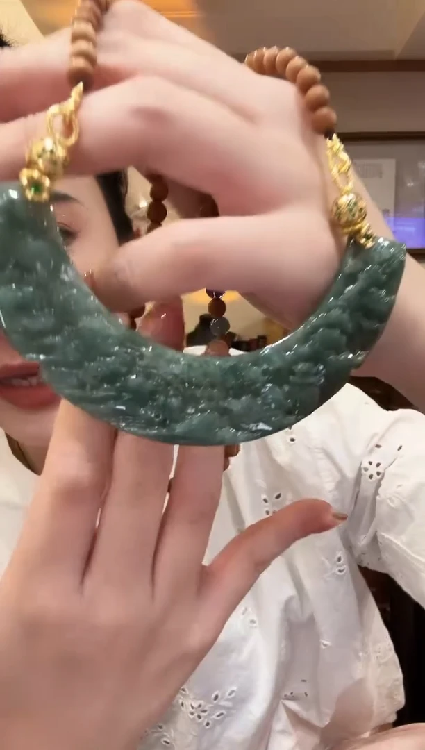 翡翠未镶嵌颈饰国风