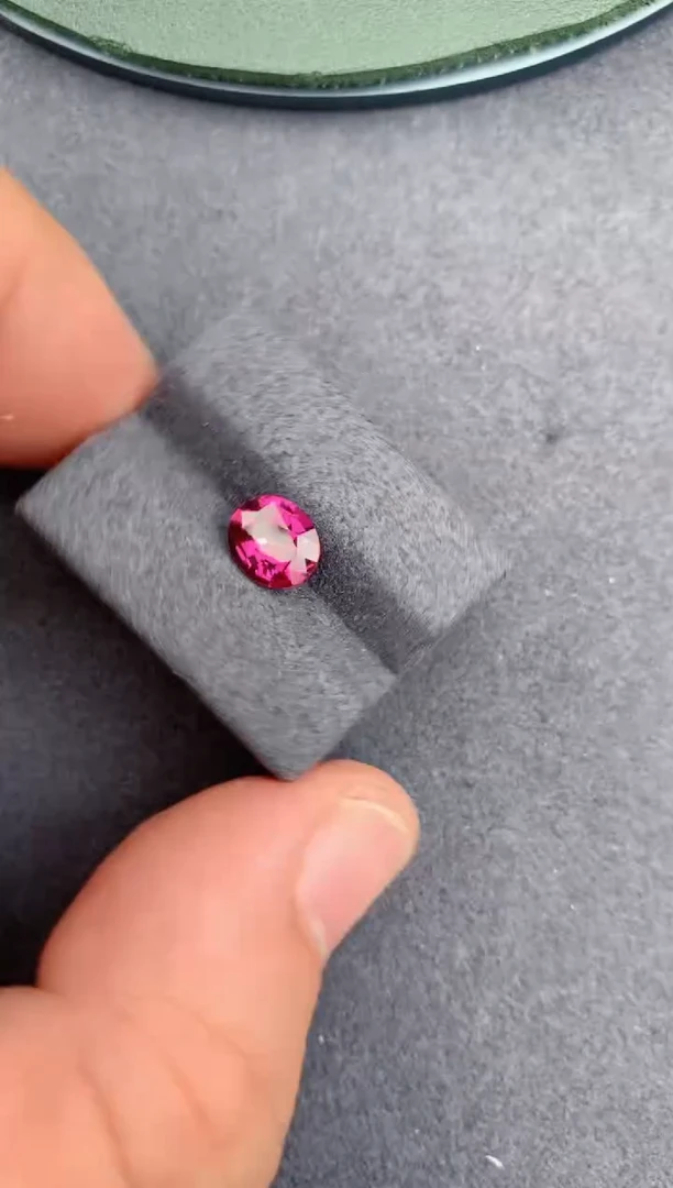 未镶嵌裸石石榴石1.5ct 镁铝榴石紫色