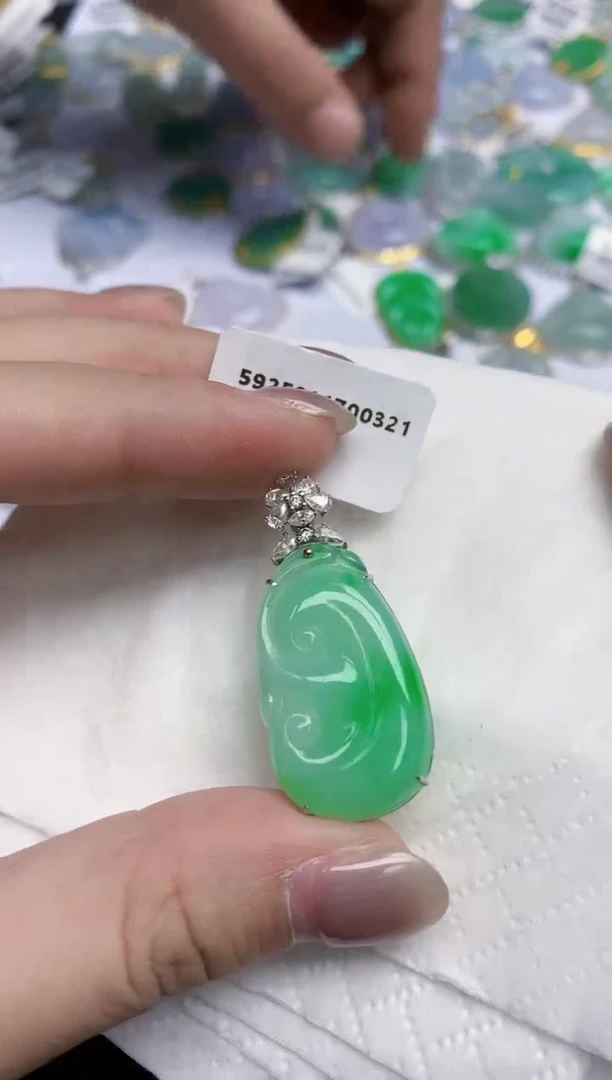 【闪购商品】翡翠颈饰18K金镶嵌天然翡翠A货