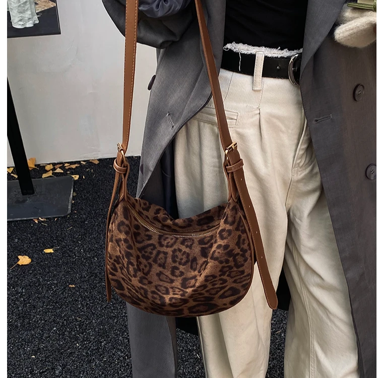 秋冬款大容量月牙单肩包复古时尚通勤包女2024新款小众豹纹斜挎包