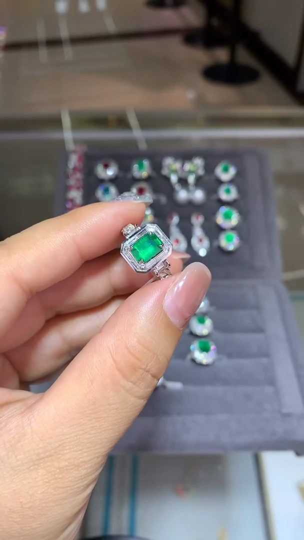 18K金镶嵌戒指祖母绿1.01CT