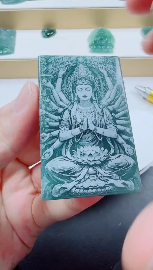 翡翠未镶嵌颈饰鼠本命佛