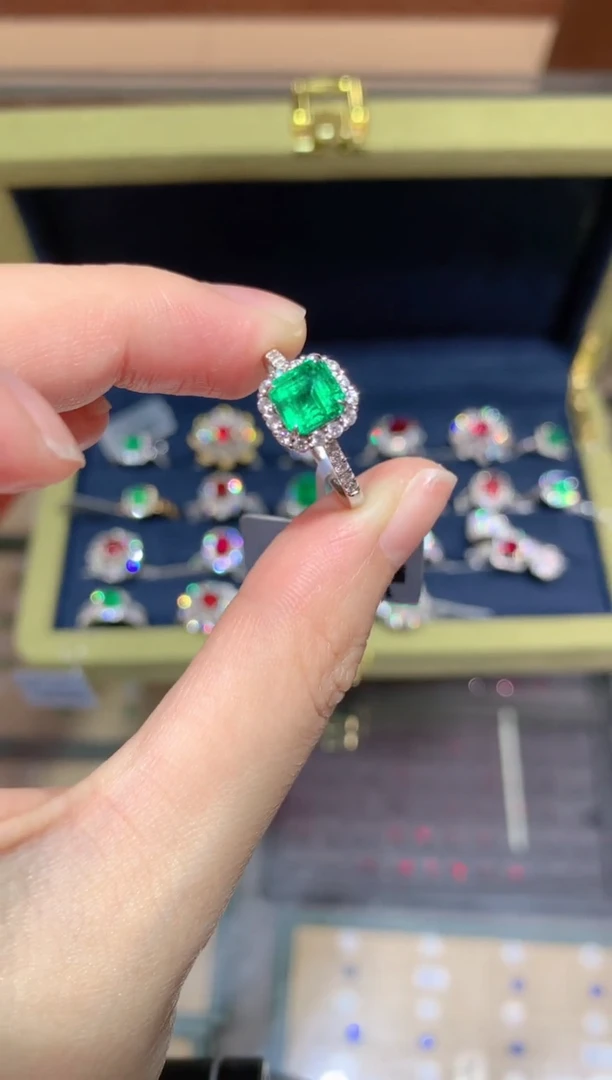 【闪购商品】祖母绿戒指18K金镶嵌1.5CT