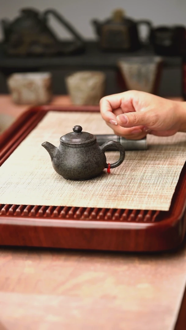 归玉堂冰碛岩重工雕刻透光豹纹小潘壶120cc