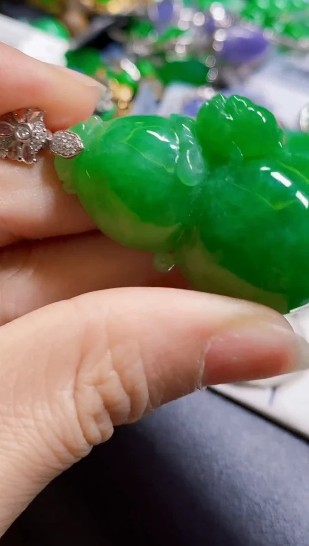 颈饰18K金镶嵌翡翠葫芦