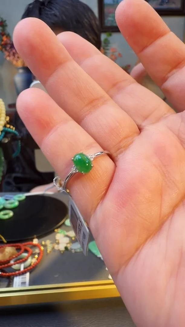 18K金镶嵌戒指翡翠戒指