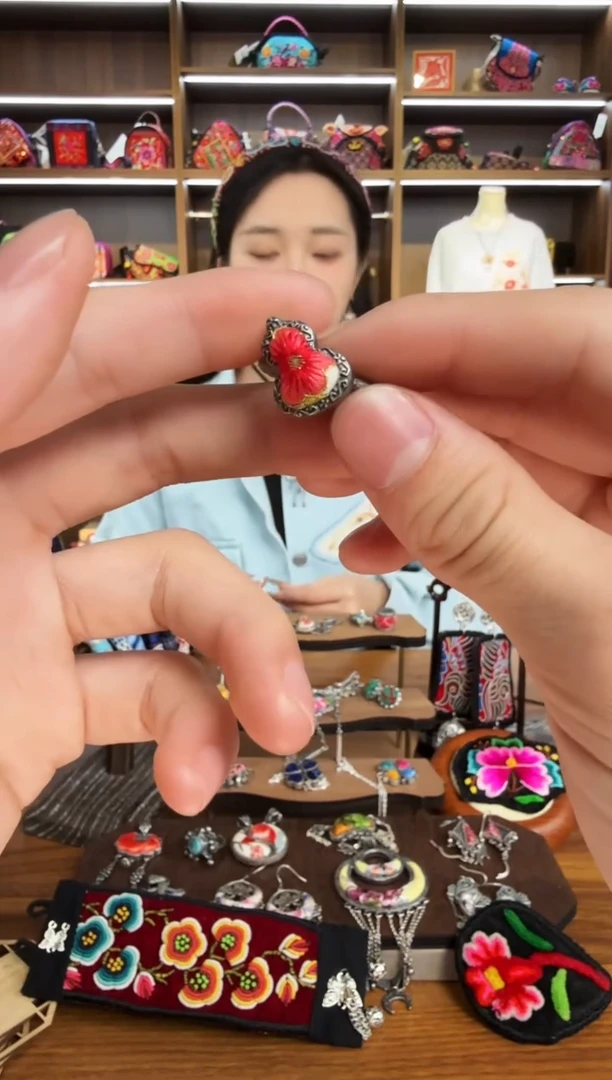 【闪购商品】织绣73蒙阿苏苗绣传承