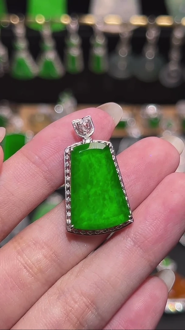 颈饰18K金镶嵌翡翠吊坠