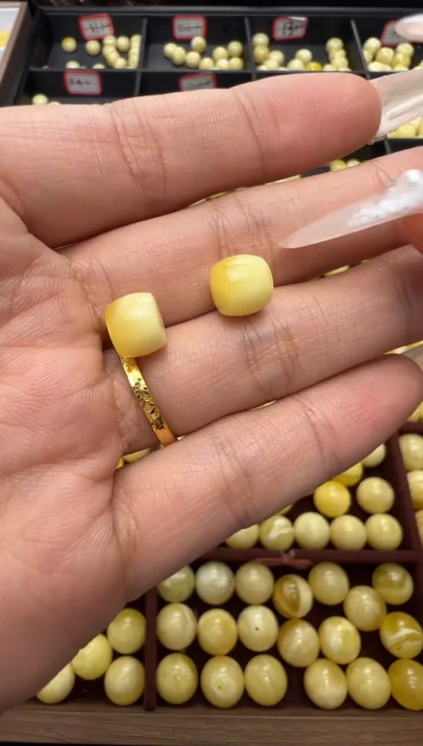 【闪购商品】蜜蜡裸石未镶嵌俄料微瑕8.3*6.8mm0.678克