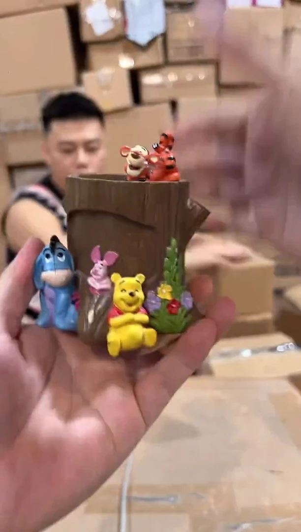 瓷片维尼树桩笔筒 树脂