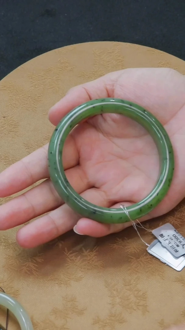 和田玉手镯未镶嵌60-61圈口正装冰苹果绿