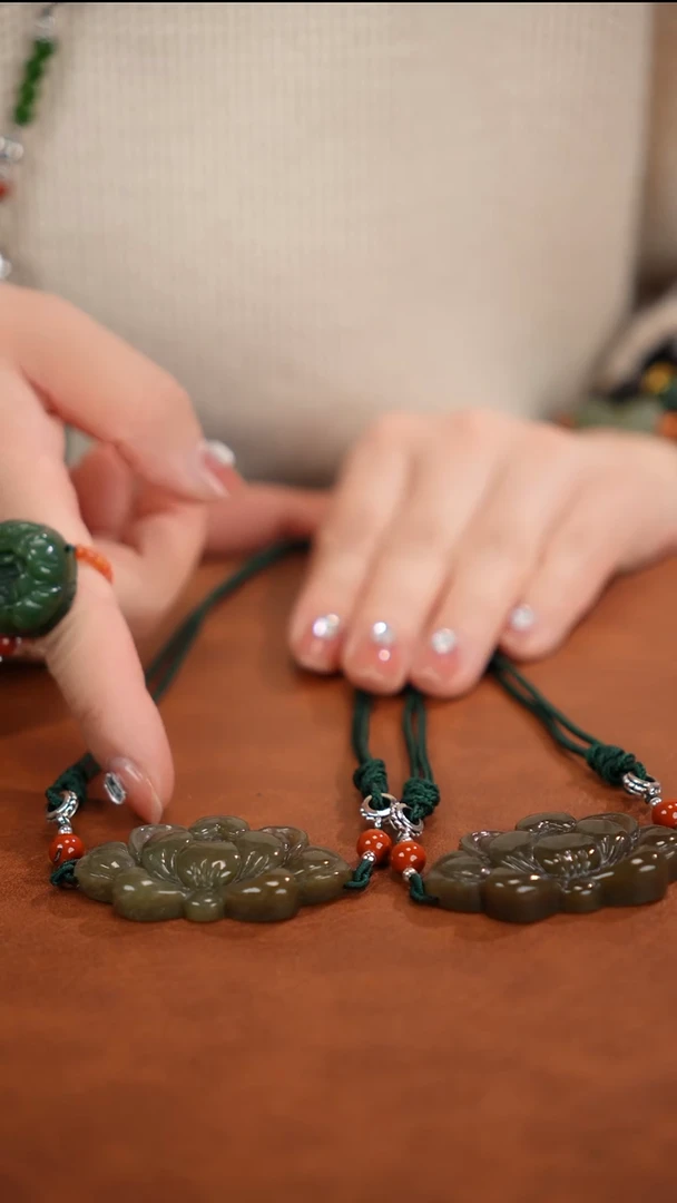 颈饰未镶嵌和田玉糖莲花