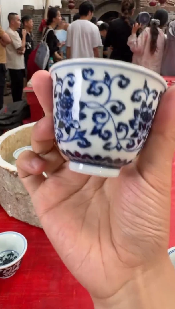 三方器合缠枝莲带内绘铃铛杯